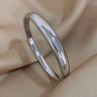 Círculo Perfecto: Bangle en Plata u Oro de Estilo Atemporal