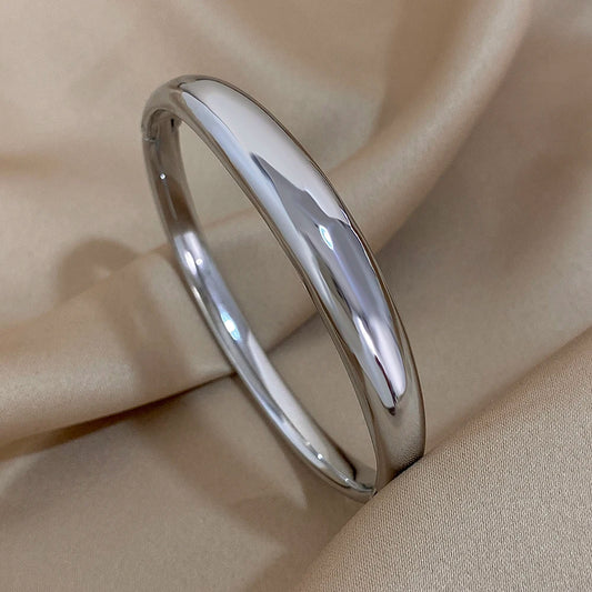 Círculo Perfecto: Bangle en Plata u Oro de Estilo Atemporal