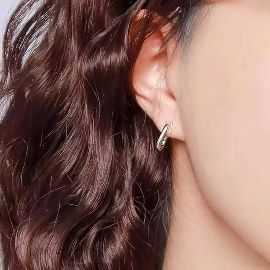 Curva Perfecta: Pendientes Stud en Forma de U en Plata u Oro