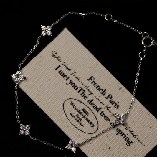 Flores Eternas: Pulsera en Plata u Oro con Detalles Florales