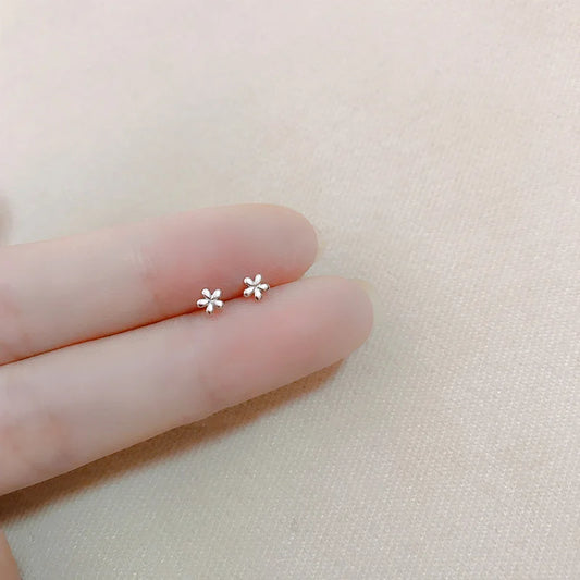 Pequeños Destellos: Mini Studs en Plata con Diseños Delicados