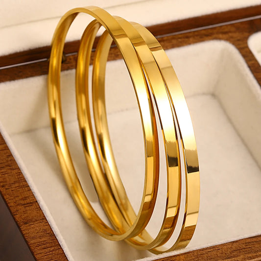Trinidad Dorada: Bangle de Tres Aros Unidos en Acabado Oro