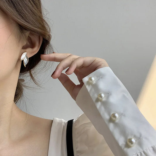Susurro Azul: Pendientes Stud en Forma de Hoja en Tonos Azules