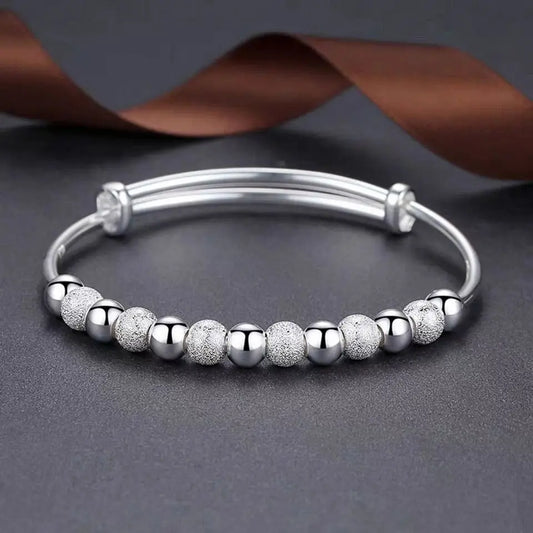 Equilibrio Brillante: Pulsera Bangle Ajustable en Plata con Esferas Alternas Mate y Pulidas