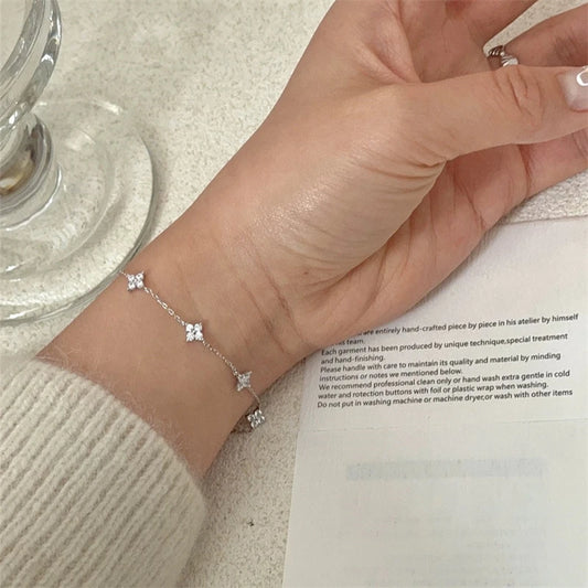 Flores Eternas: Pulsera en Plata u Oro con Detalles Florales