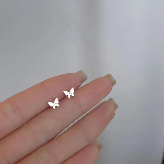 Pequeños Destellos: Mini Studs en Plata con Diseños Delicados