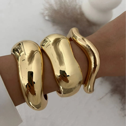Olas de Luz: Pulsera Maciza en Plata u Oro con Formas Sinuosas