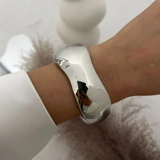 Olas de Luz: Pulsera Maciza en Plata u Oro con Formas Sinuosas