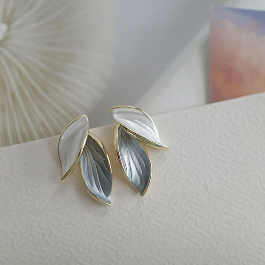 Susurro Azul: Pendientes Stud en Forma de Hoja en Tonos Azules