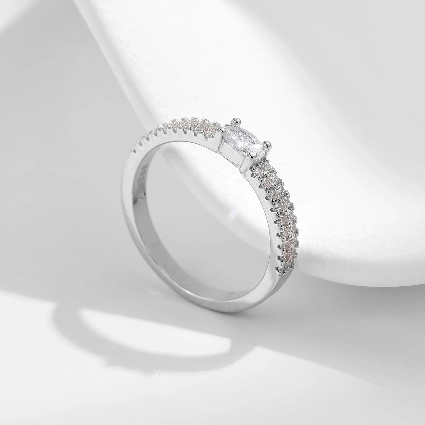 Centro Radiante: Anillo en Plata con Zirconia Rectangular y Halo Brillante