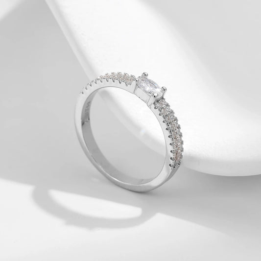 Centro Radiante: Anillo en Plata con Zirconia Rectangular y Halo Brillante