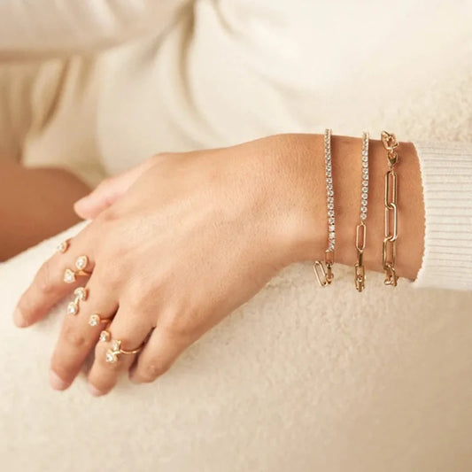 Arte en Movimiento: Pulsera en Plata con Zirconias Variadas y Detalles en Cadenas