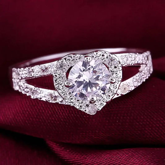 Corazón Radiante: Anillo en Plata con Halo de Zirconias y Solitario Central