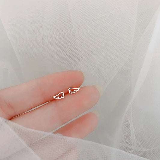 Pequeños Destellos: Mini Studs en Plata con Diseños Delicados