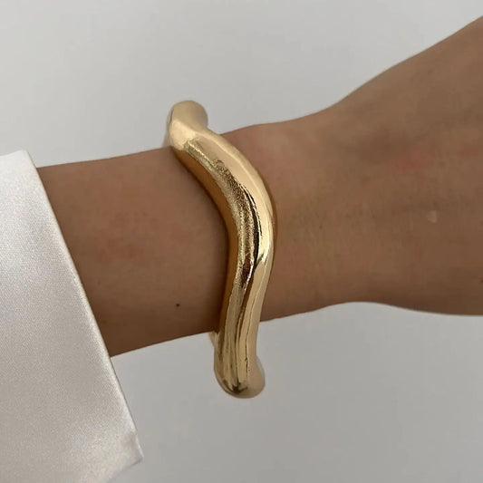 Olas de Luz: Pulsera Maciza en Plata u Oro con Formas Sinuosas