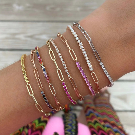 Arte en Movimiento: Pulsera en Plata con Zirconias Variadas y Detalles en Cadenas