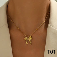 Lazo Dorado: Collar con Colgante en Forma de Moño