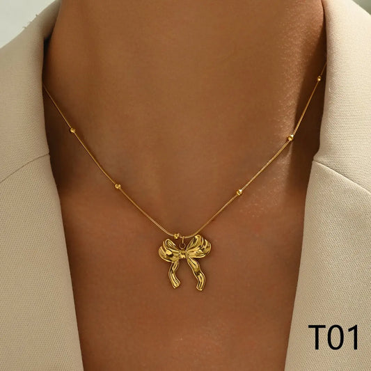 Lazo Dorado: Collar con Colgante en Forma de Moño