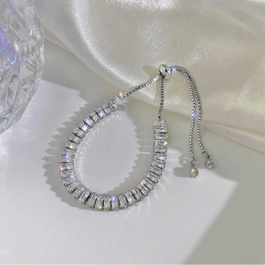 Arte en Movimiento: Pulsera en Plata con Zirconias Variadas y Detalles en Cadenas