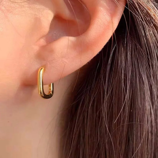 Curva Perfecta: Pendientes Stud en Forma de U en Plata u Oro