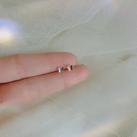 Pequeños Destellos: Mini Studs en Plata con Diseños Delicados