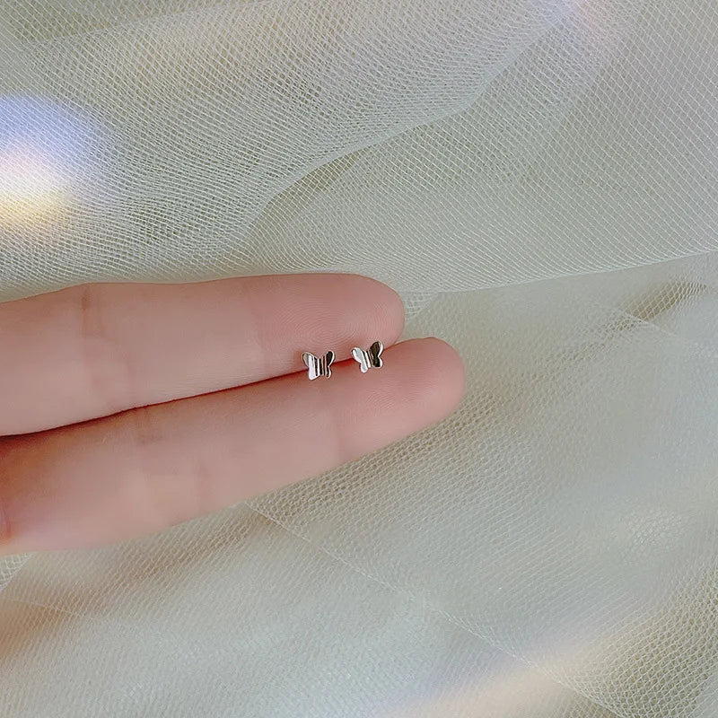 Pequeños Destellos: Mini Studs en Plata con Diseños Delicados