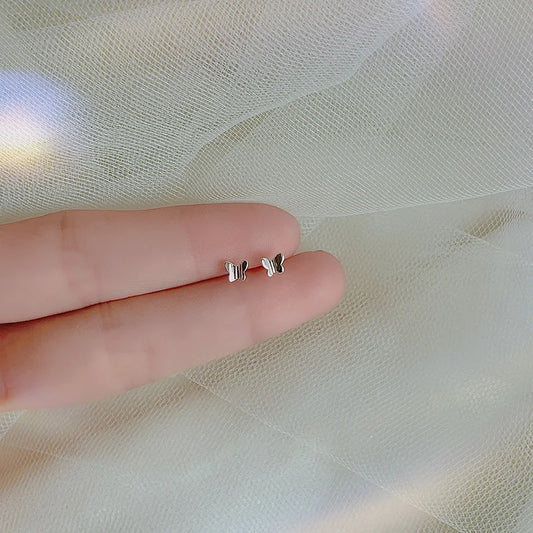 Pequeños Destellos: Mini Studs en Plata con Diseños Delicados