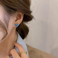 Corazones con Color: Mini Studs Esmaltados en Azul, Negro o Blanco
