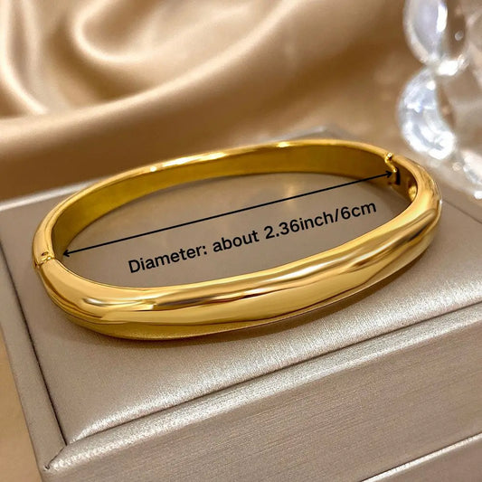 Círculo Perfecto: Bangle en Plata u Oro de Estilo Atemporal