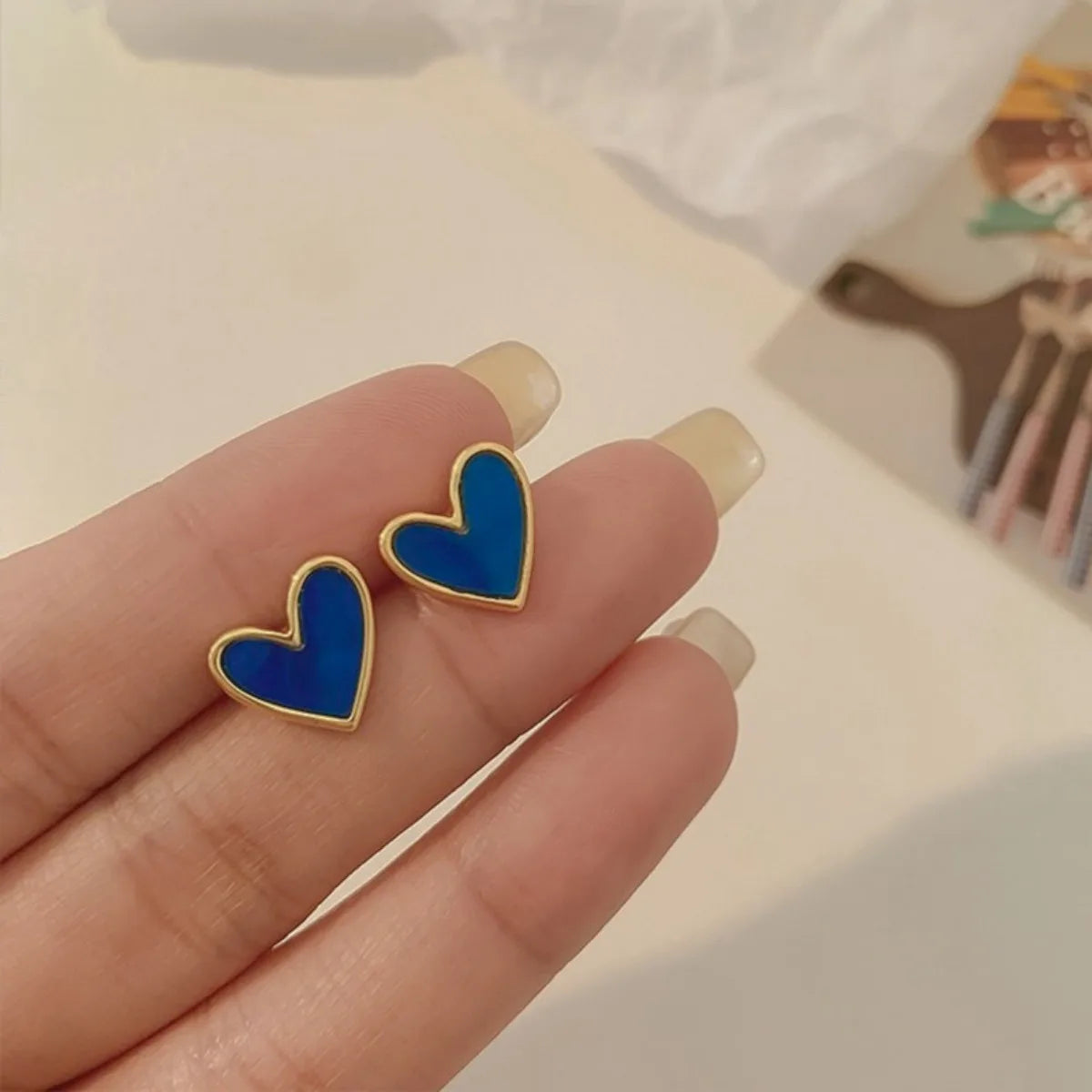 Corazones con Color: Mini Studs Esmaltados en Azul, Negro o Blanco