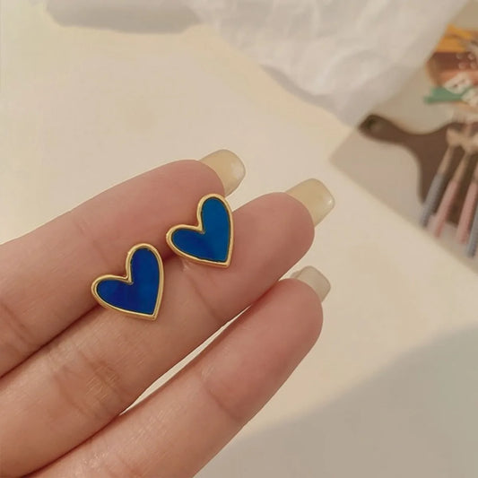 Corazones con Color: Mini Studs Esmaltados en Azul, Negro o Blanco