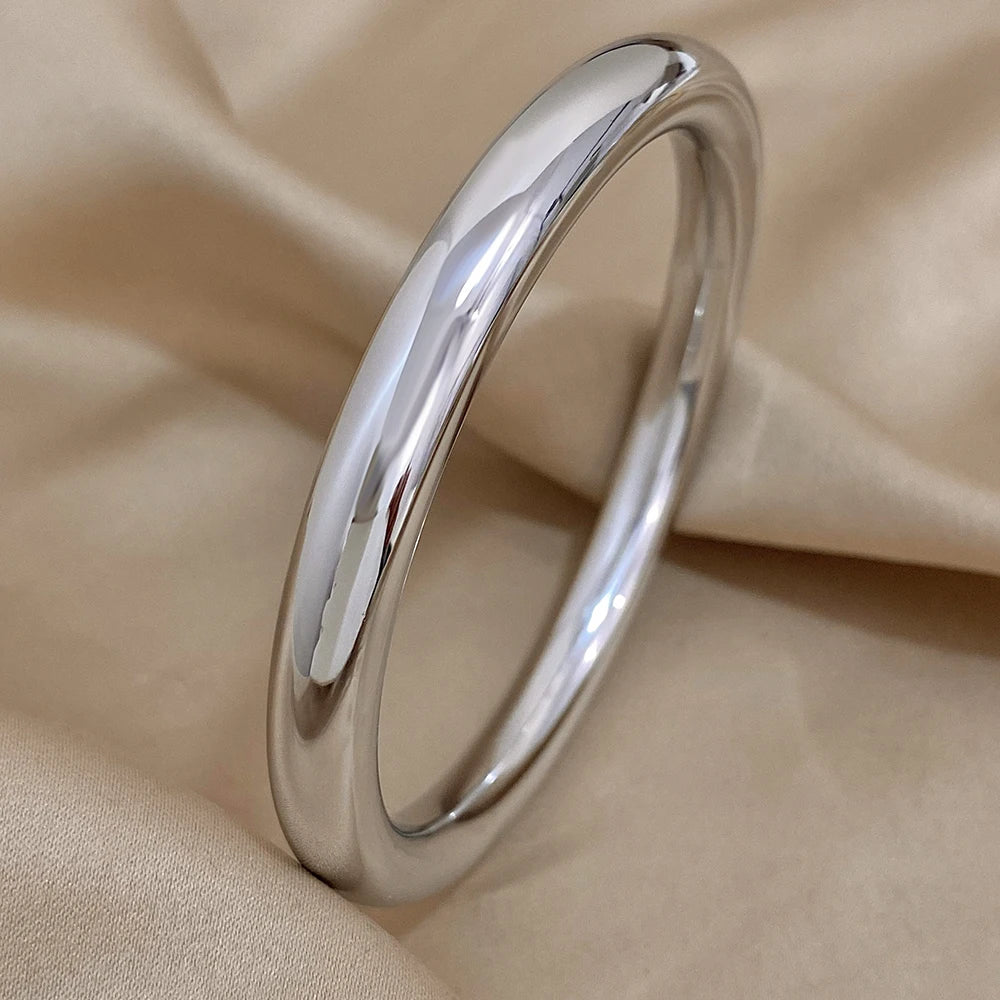 Círculo Perfecto: Bangle en Plata u Oro de Estilo Atemporal