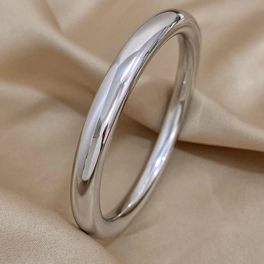 Círculo Perfecto: Bangle en Plata u Oro de Estilo Atemporal