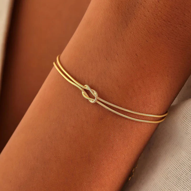Inicial de Luz: Pulsera en Plata u Oro con Charm Personalizado de Letra