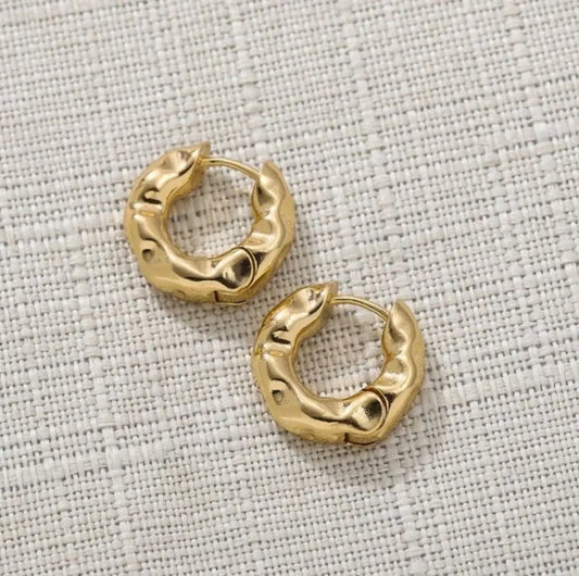 Equilibrio Natural: Aros con Forma Irregular en Plata