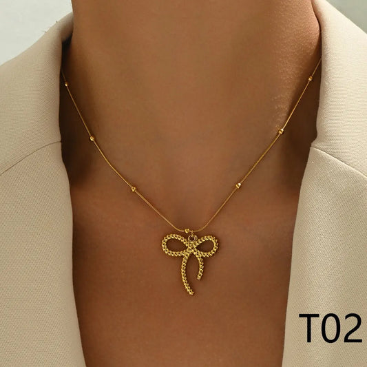 Lazo Dorado: Collar con Colgante en Forma de Moño