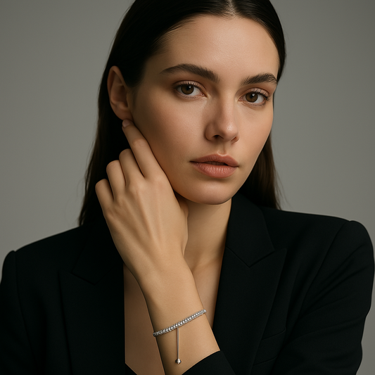 Encaje Perfecto: Pulsera Ajustable en Plata con Zirconias