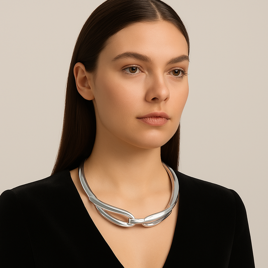 Forma Libre: Collar Macizo en Oro o Plata con Diseño Irregular