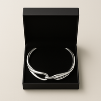 Forma Libre: Collar Macizo en Oro o Plata con Diseño Irregular